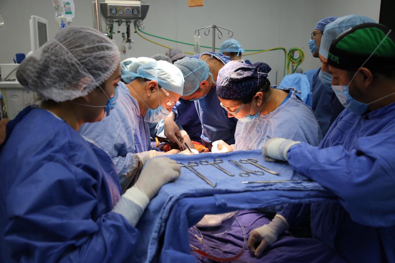 Médicos recuperando órganos para trasplante