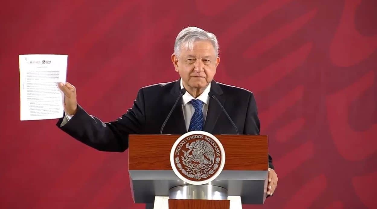 Andrés Manuel López Obrador firma compromiso para no reelegirse