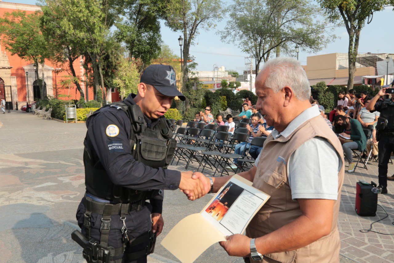 Reconocimiento a policías en el barrio de San Miguel