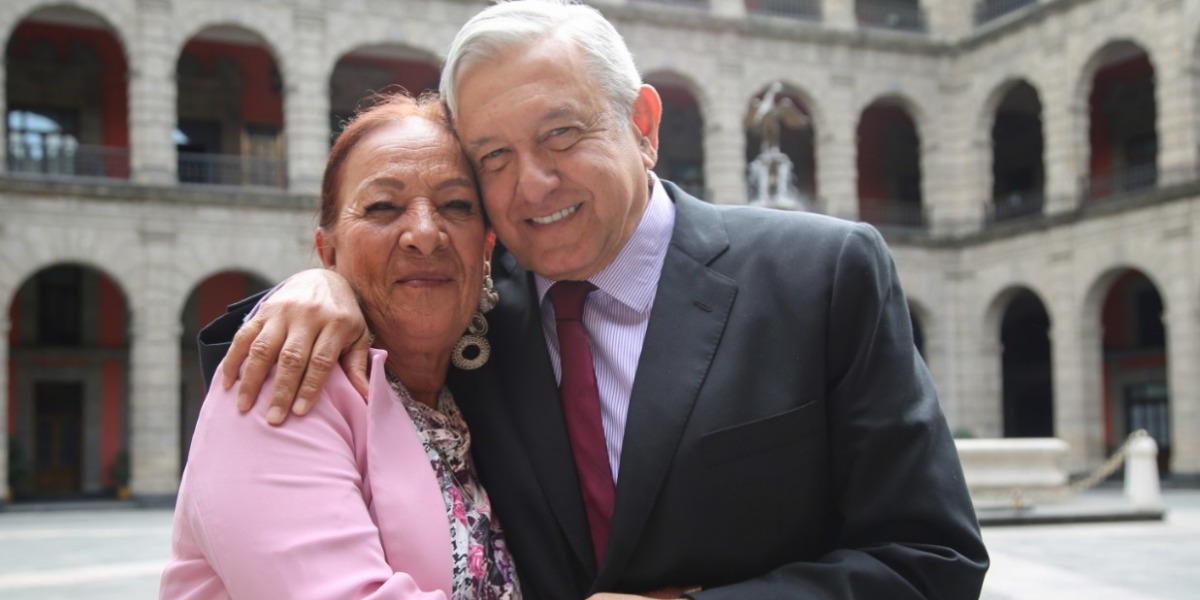 La senadora Jesús Lucía Trasviña, quien presentó la iniciativa, posa en el Palacio Nacional con el presidente