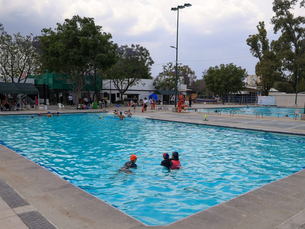 Niños jugando en espacios recreativos de León en Semana Santa 2026