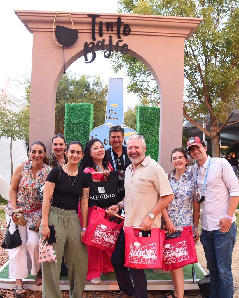 Asistentes posan en la entrada principal de Tinto Bajío Festival de Vino Mexicano en León, Guanajuato.