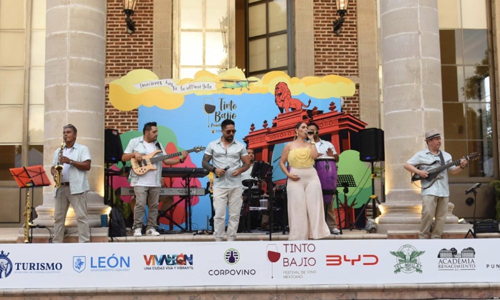 Presentación musical en vivo durante el festival Tinto Bajío en León, Guanajuato.
