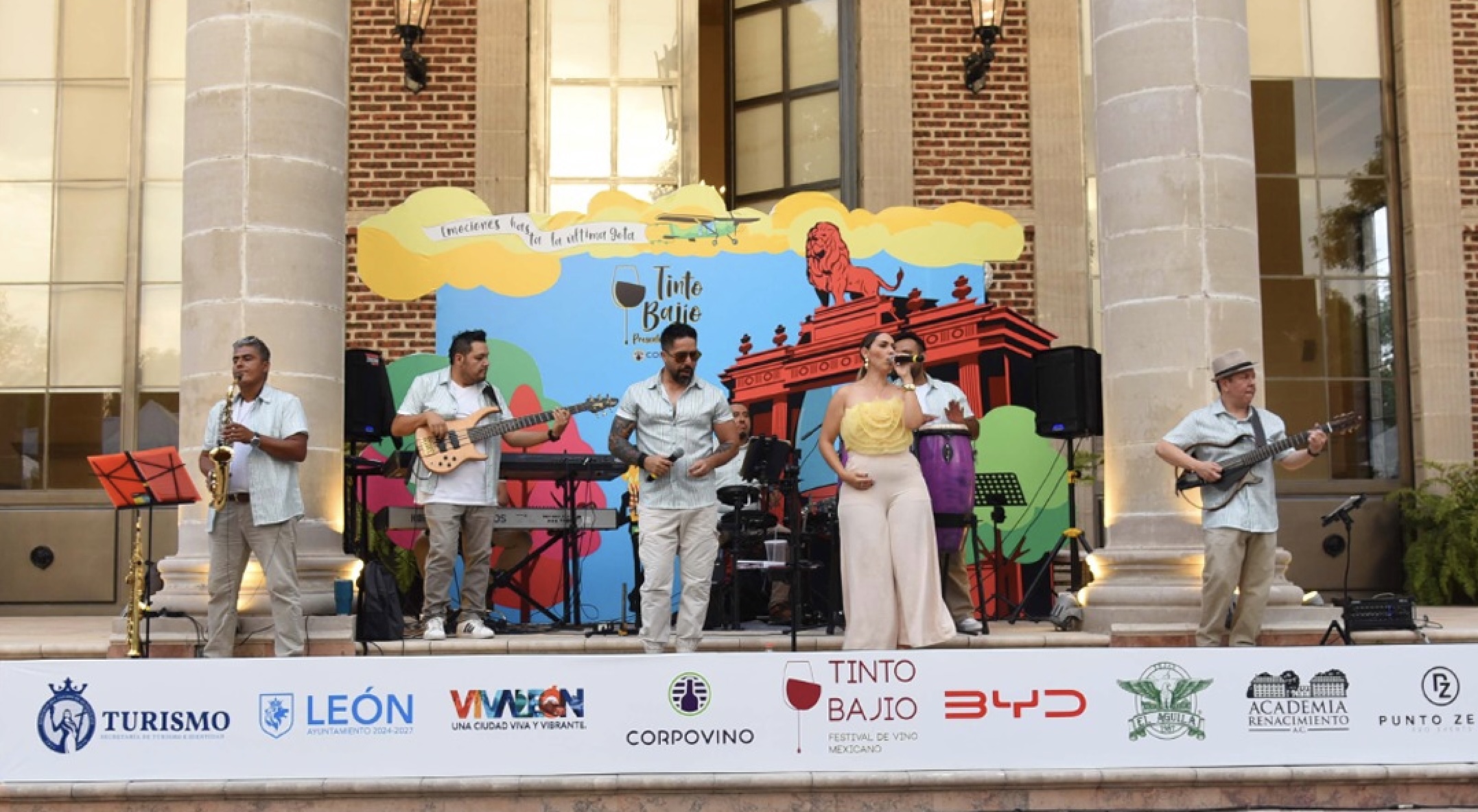 Presentación musical en vivo durante el festival Tinto Bajío en León, Guanajuato.