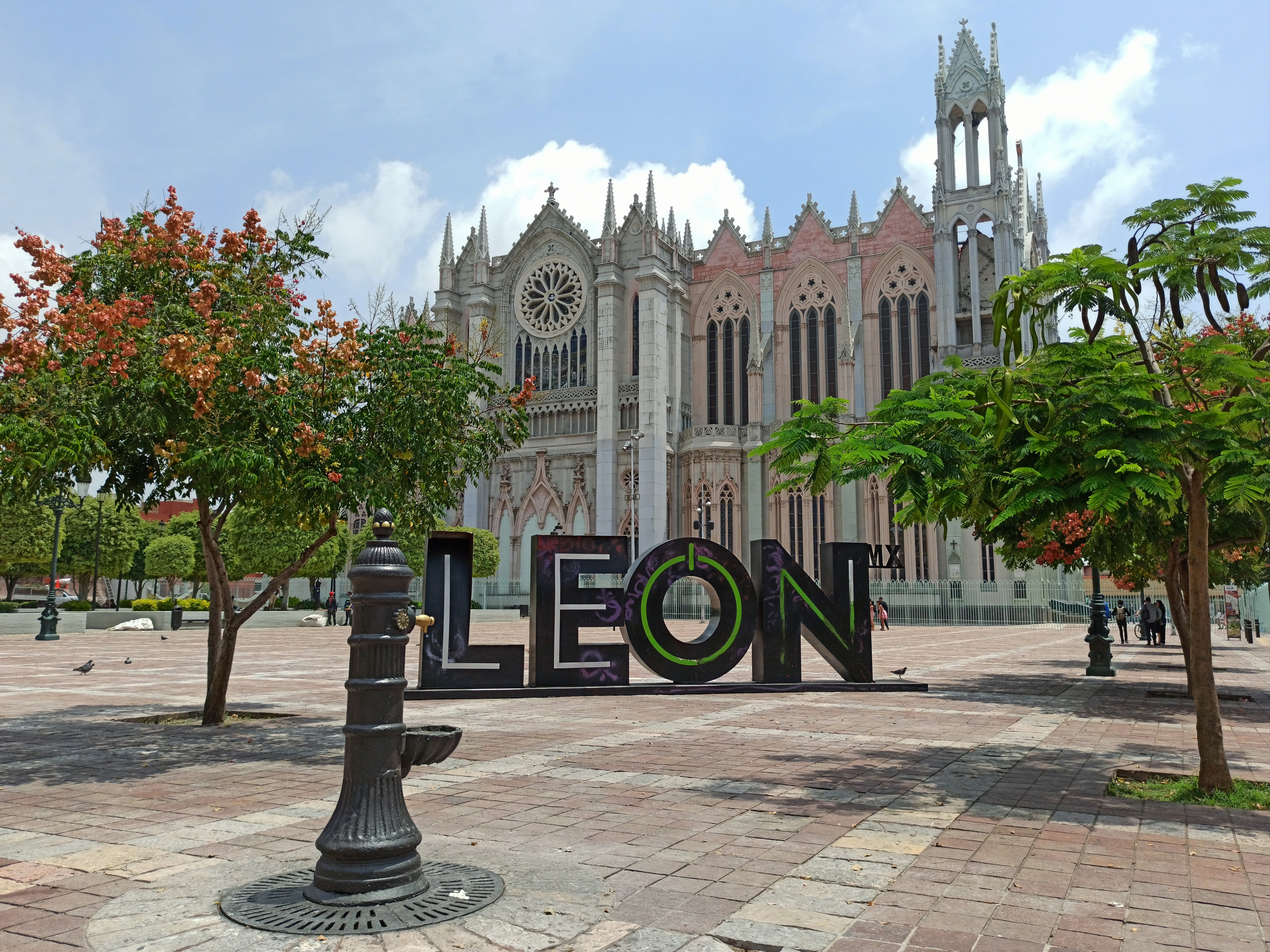 Miércoles de Danzón en León en la Plaza Expiatorio