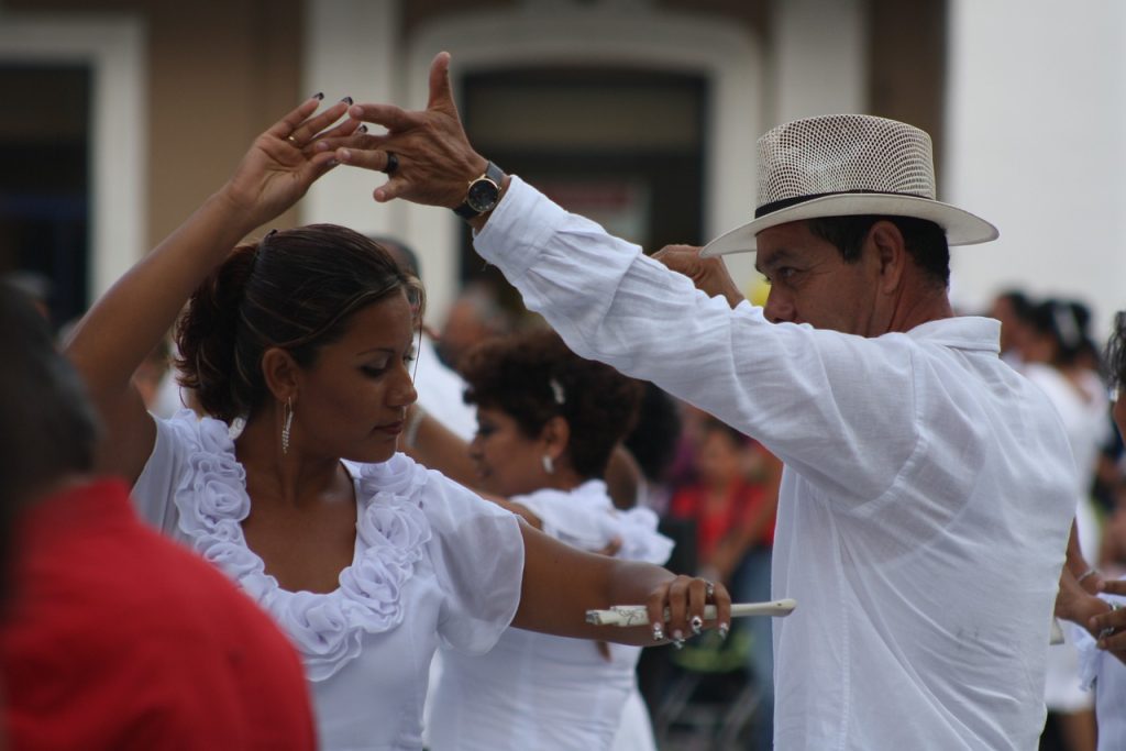 Parejas participando en los Miércoles de Danzón en León